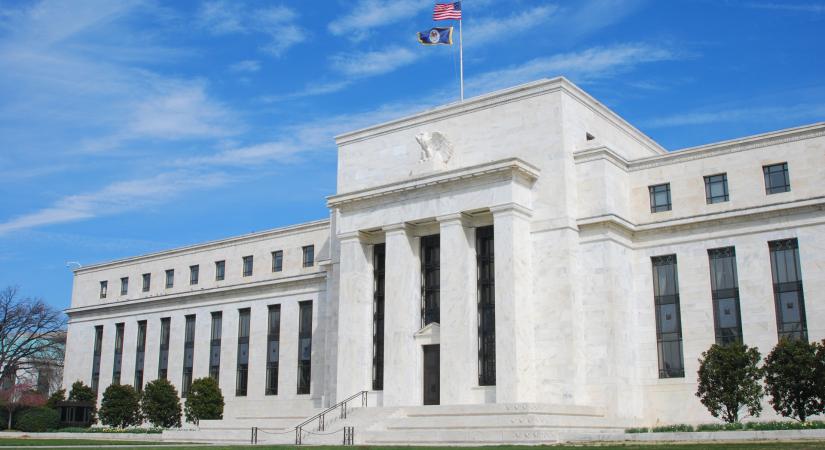 Újabb pofont kapott a Fed: Trump most egy kormányzót rúgna ki