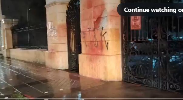 „Része vagy a népirtásnak” – Izrael-ellenes vandálok chilei zsinagógát támadtak meg