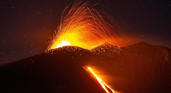 Gyönyörű lávatűzijátékkal tört ki az Etna