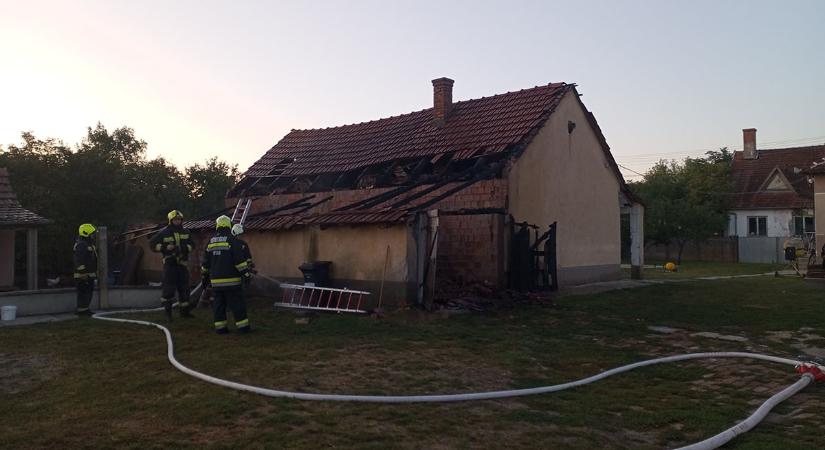 Tűz és baleset miatt riasztották a tűzoltókat Békésben