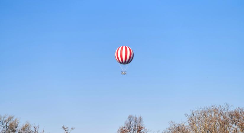 Házak között, villanyvezetéknek csapódva ért földet egy hőlégballon Debrecenben