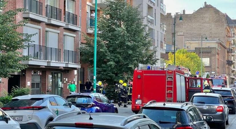 Több kocsival vonultak ki a tűzoltók, nagy a baj Ferencvárosban