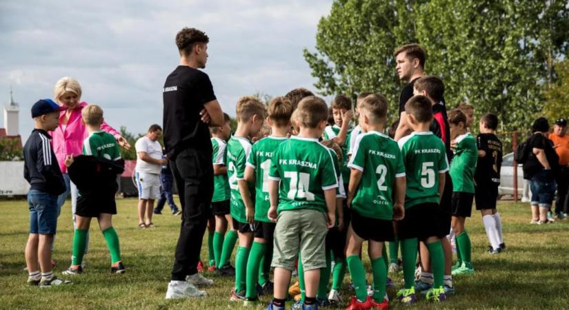 Felavatták Szilágy megye első, korszerű műfüves futballpályáját, amely a magyar kormány támogatásával készült el