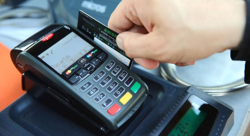 Hatalmas változás az egyik legnagyobb banknál, rengeteg ember kártyáját tilthatják még a lejárat előtt