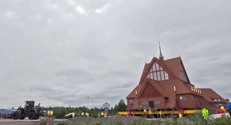 Élő közvetítés: még a gótikus templomot is elgurították Svédországban