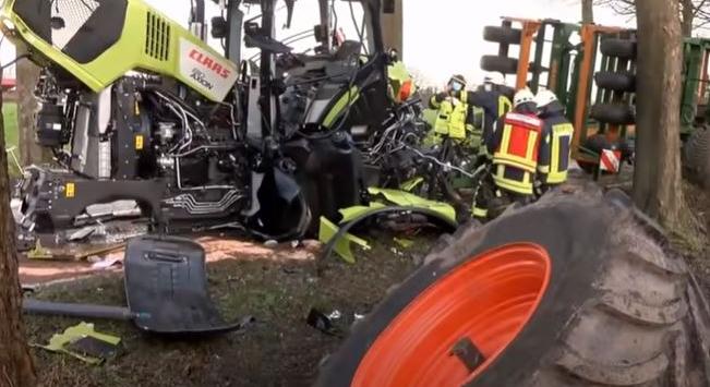 Menet közben esett darabjaira az új traktor – VIDEÓ