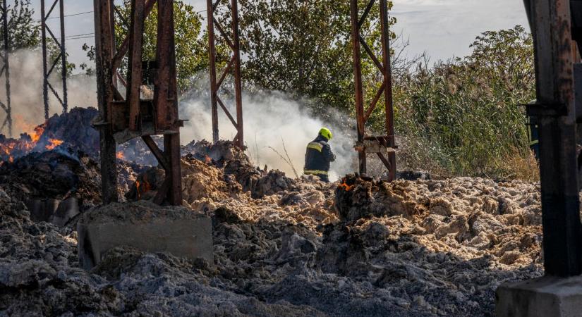 Még mindig ég a kisfaludi szarvasmarha telep - a tűzoltók őrzik a csillapodó lángokat