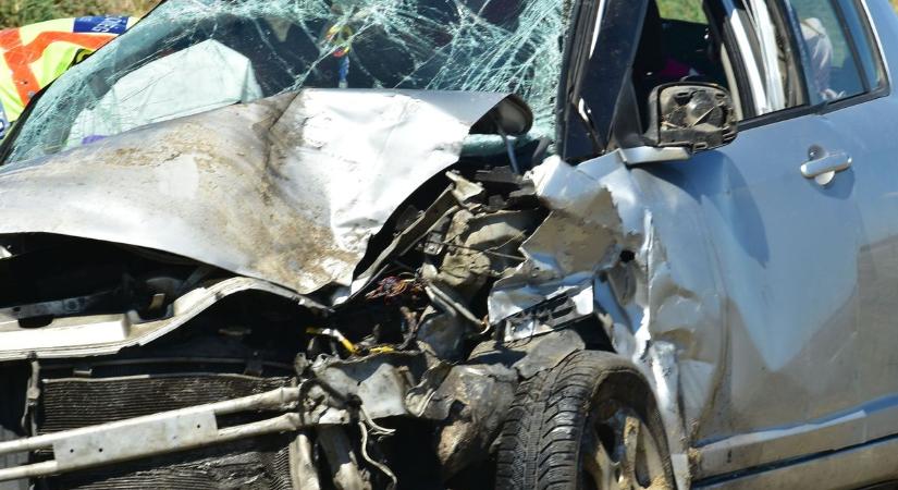 Árokba borult egy autó az M4-esen, súlyos baleset miatt zárták le az út egy részét
