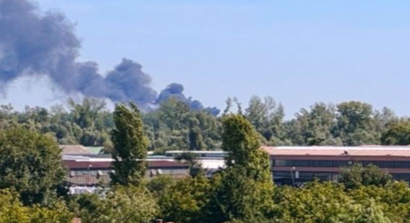 Hatalmas tűz van Káty és Tiszakálmánfalva között