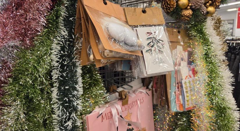 Sokk a nyár végén: néhol már ömlenek a karácsonyi díszek a polcokról (galéria)