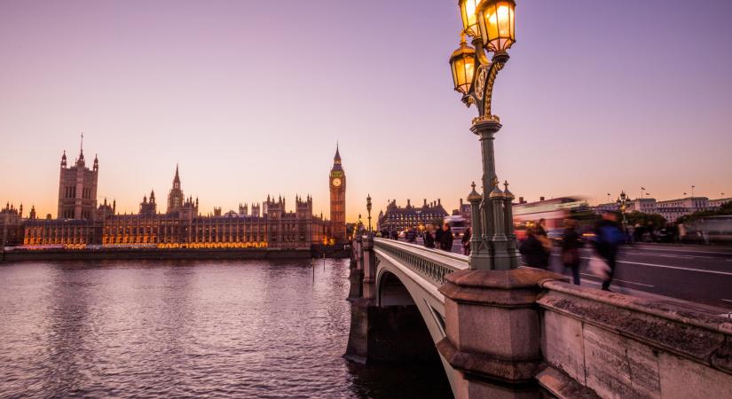 27 éves csúcs közelében a brit állampapírhozamok – nő a nyomás a Starmer-kormányon