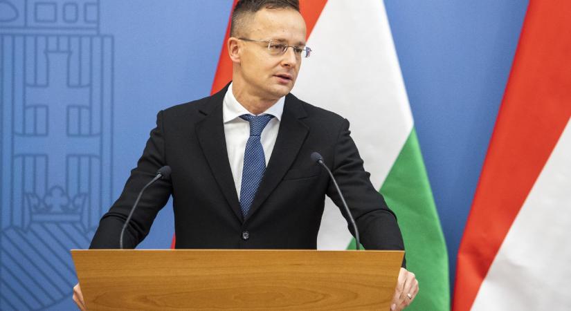 Szijjártó megszakértette Orbán repülőútját