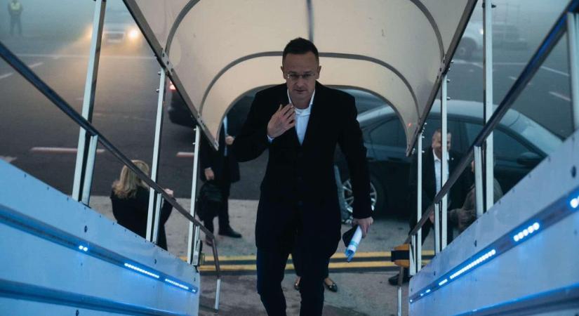 Hadházy leközölt egy időközben eltüntetett fotót, amit Szijjártó Péter fia posztolt egy magángép fedélzetéről