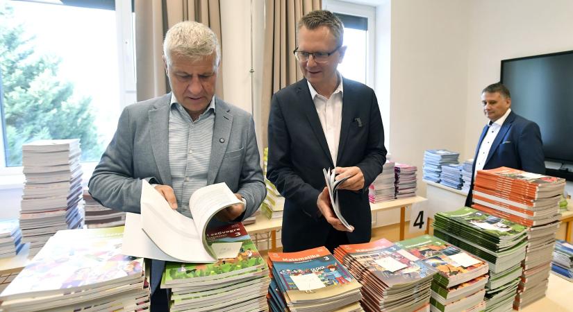Rétvári Bence: Minden iskolába megérkeztek az ingyenes tankönyvek