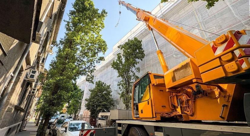 Tűzoltóautók vették körül a törvényszék épületét, a nézelődőket eltávolították a közelből