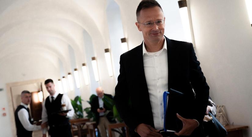 Szijjártó Péter: A nagy luxusjetek nem tudnak fűről felszállni
