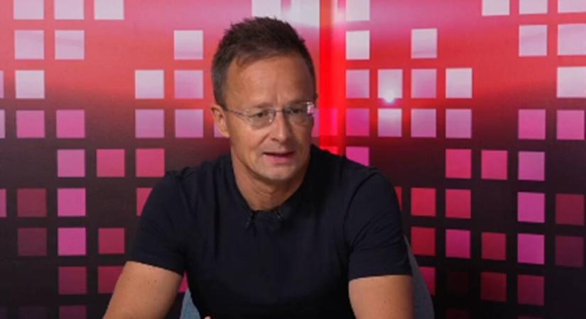 Szijjártó szólt, uff! Szerinte Hadházy tolatott bele az Őt követőbe, Orbán egy propelleres kisgéppel utazott és a jachtként emlegetett hajó egy vitorlás, amit sok magyar is kibérel