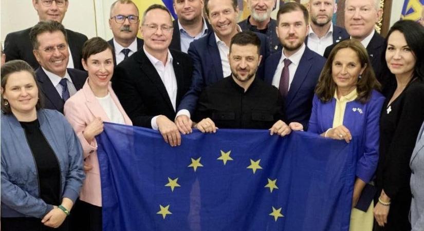 „Nem lerombolni kell a hidakat, hanem minél többet építeni” – Zelenszkijjel tárgyalt a Momentum politikusa Kijevben
