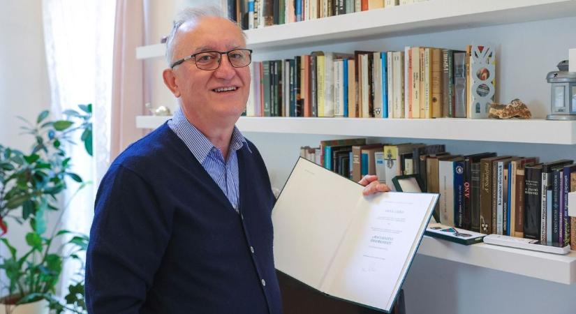 „Nem érzem munkának, inkább ajándéknak” – Magyar Ezüst Érdemkeresztet kapott Angyal László piarista tanár
