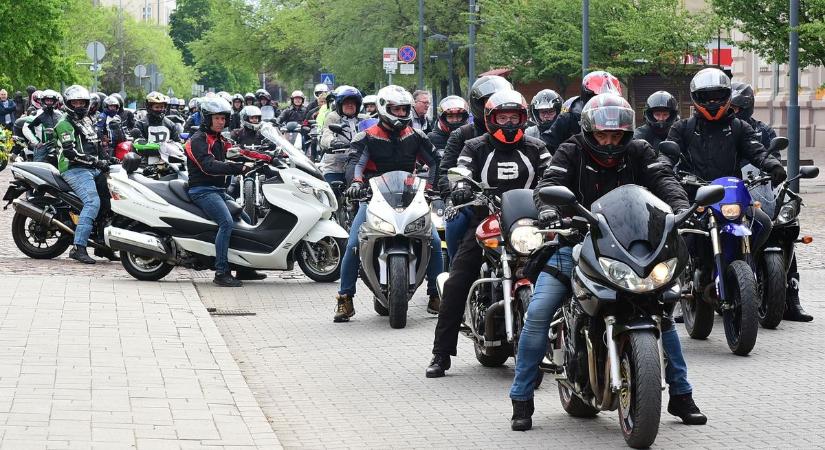 Fülsiketítő zajjal nyomul a kaposvári motoros banda - a rendőrség nem tud róla