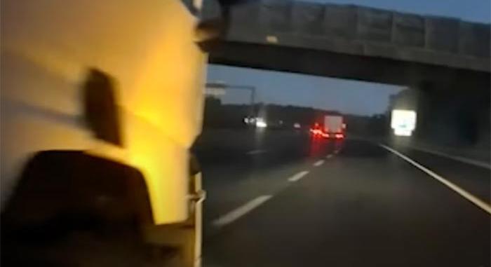 Őrült bosszút állt egy kamionos az M0-son, soha többé nem vezethet