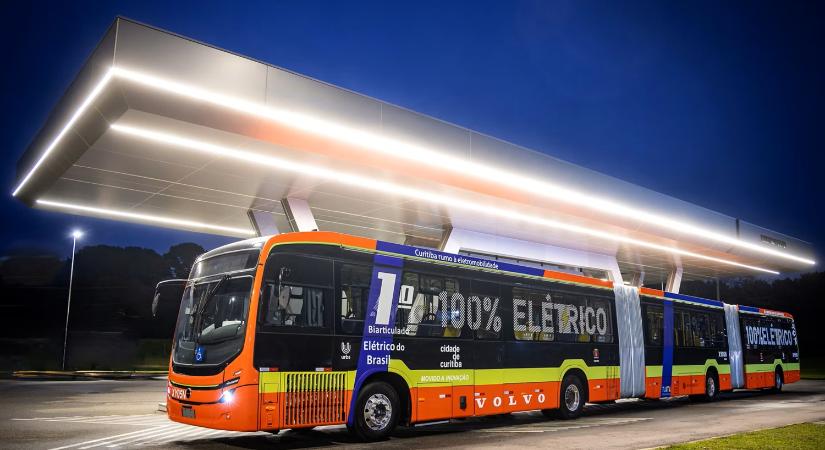 Ez a busz egy villamosnyi embert tud elszállítani