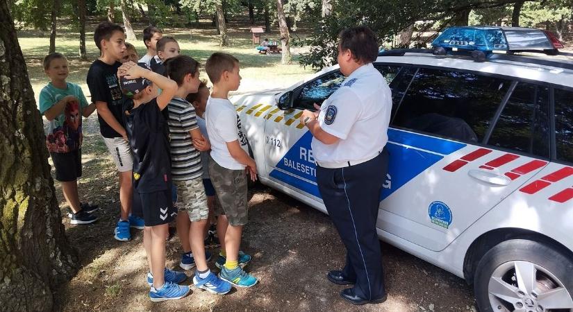 Drogosszemüveget tettek fel a gyerekekre