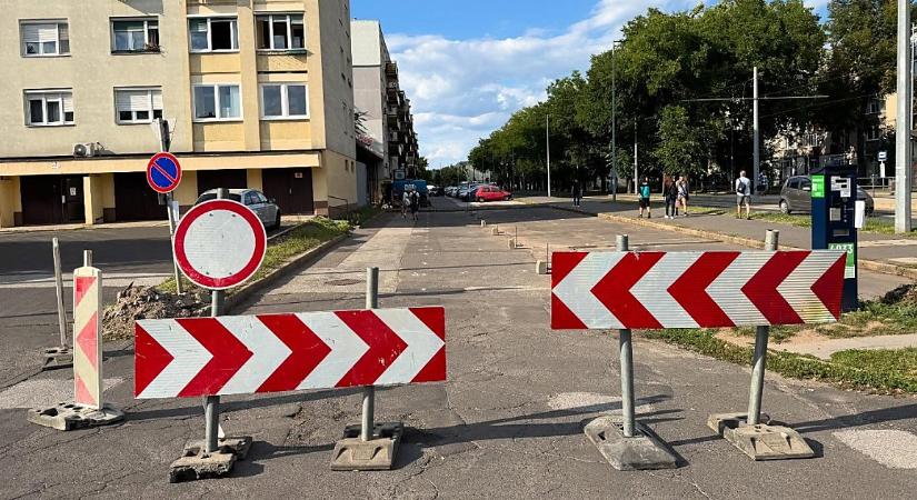 Új parkolókat létesítenek a debreceni lakótelepen