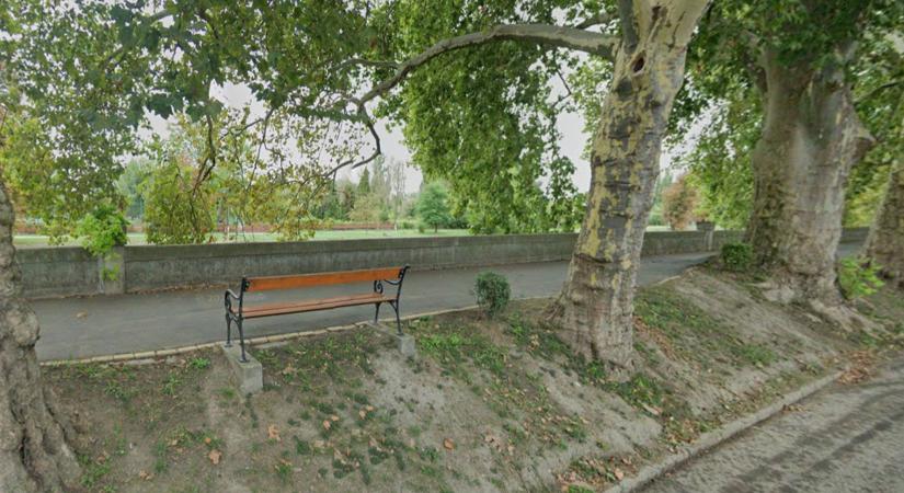 Javítási munkálatokat végeznek a Kis-Duna sétány árvízvédelmi falán Esztergomban