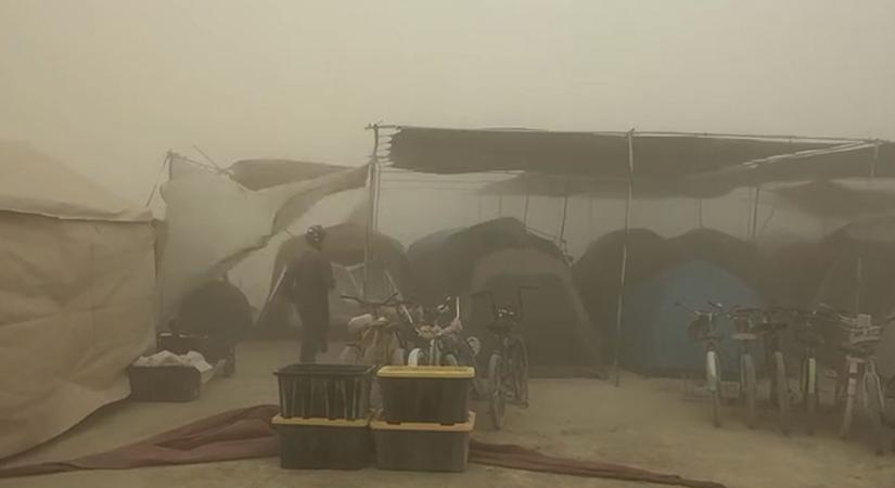Brutális széllökések, porviharok és a közelgő esőzések is nehezítik az idei Burning Man fesztivált