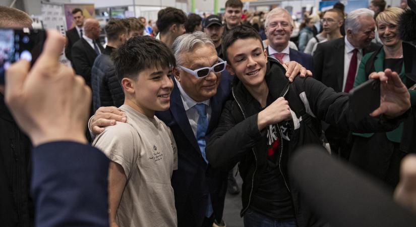 Okosórákkal szólítaná meg a fiatalokat a Fidesz, jöhet a szervezett ria-ria-hungáriázás is a koncerteken