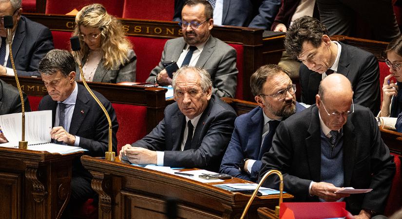 Újra összeomolhat a francia kormány, pengeélen táncolnak