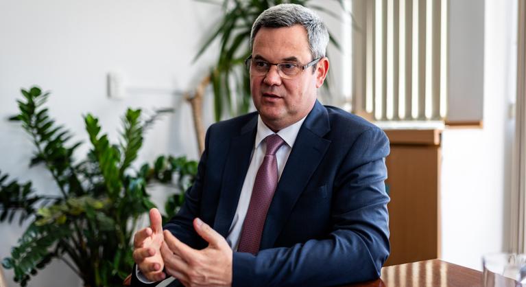 Takács Péter: Több mint egymilliárd forintból felújítják a siófoki orvos- és nővérszállót