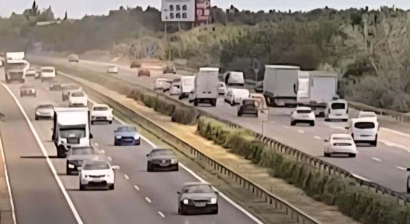 Életveszély az M7-esen: Centiken múlt a motoros élete (videó)