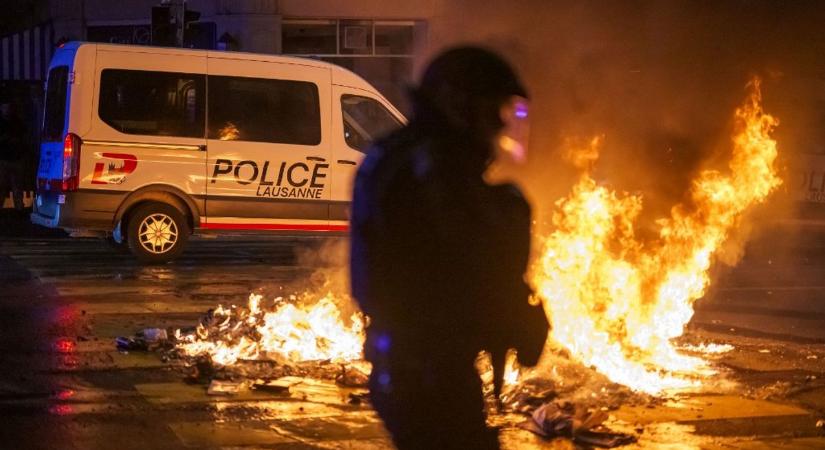 Lángoló barikádok és lincshangulat – már a svájciak is érzik a bőrükön a migráció hatásait (VIDEÓ)