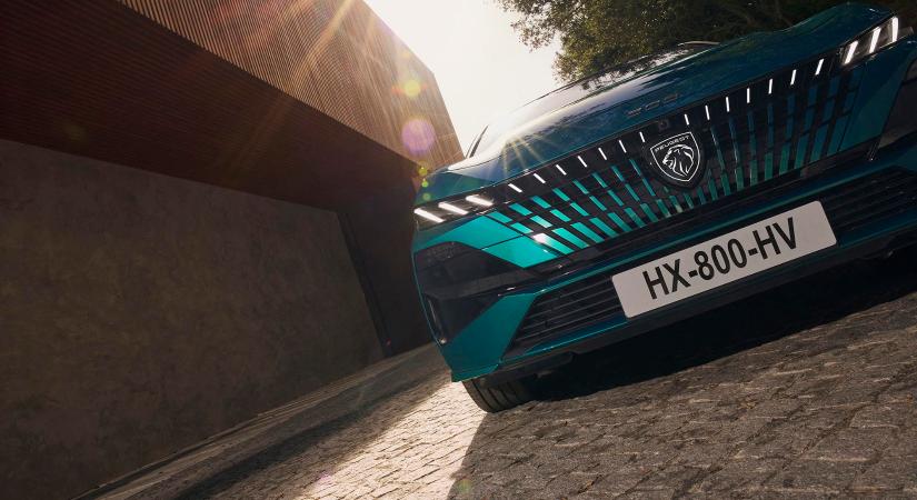 Szigorúbb arcot kapott, és tovább megy egy feltöltéssel a Peugeot 308