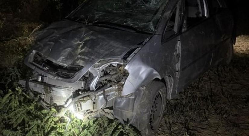Árokba csúszott és csúnyán összetört a Corsa