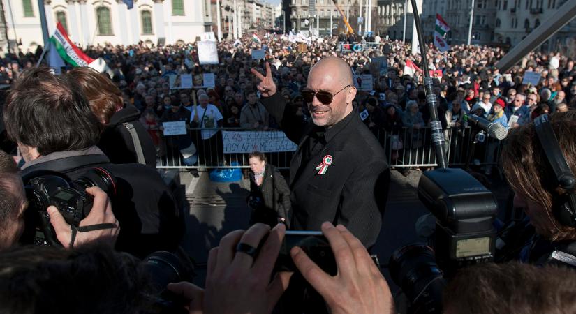 Dopeman bazmegelve rappelte a Himnuszt, de szívtak már füvet is a nemzeti imádságunkra