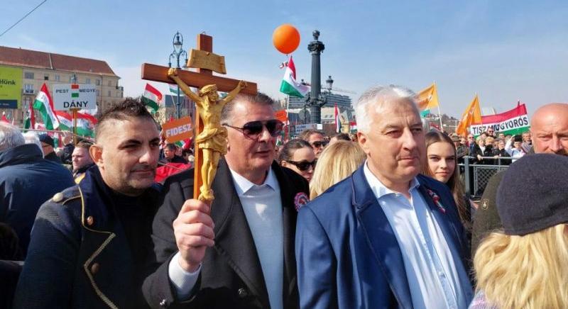 Az iskolázatlanok még kitartanak a Fidesz mellett, de válságban lehet a kormánypárt kampánystábja