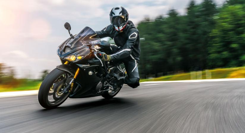Vadul száguldozott a hegyekben, de végül ciki meglepetés várta a motorost