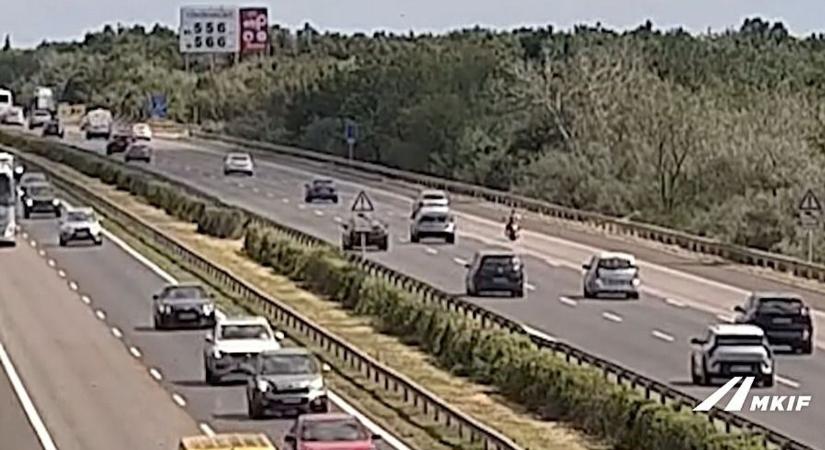 Videó: vérfagyasztó jelenet az autópályán, centiken múlt a motoros élete