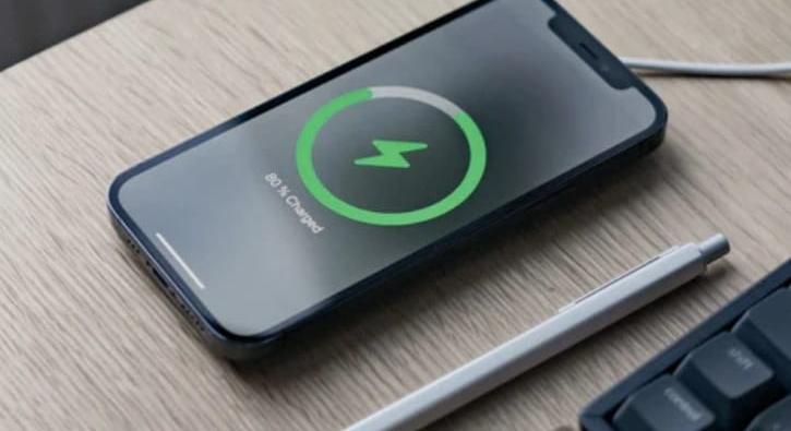 Régóta várt töltési mód kerülhet az iPhone 17 Próba