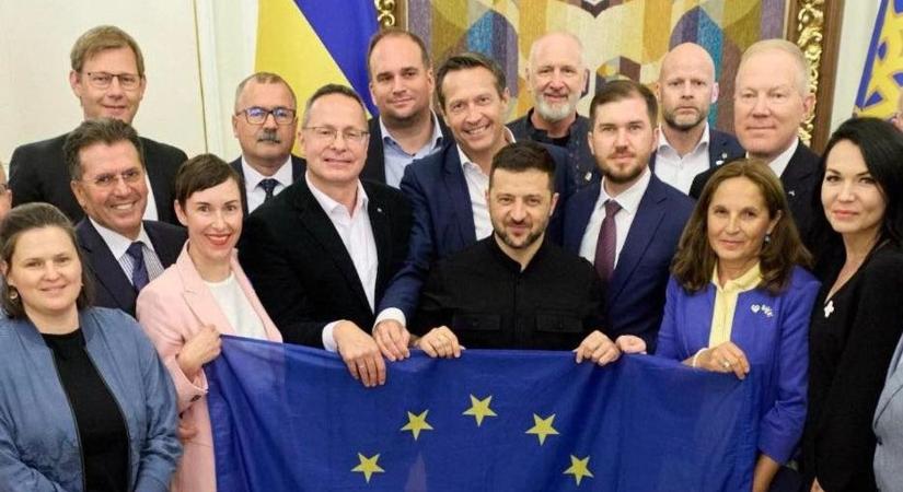 „Három és fél éve nézzük, ahogy a magyar kormány elárul mindent” – Kijevben találkozott Zelenszkijjel a Momentum képviselője