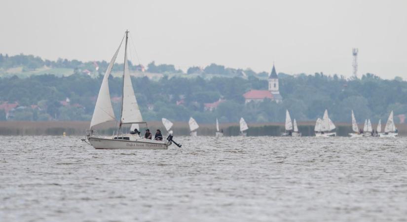Vitorlásokat mentettek a Velencei-tavon