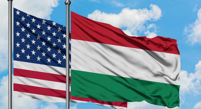 Donald Trump betiltotta a zászlóégetést, de Magyarországon milyen törvény van erre?