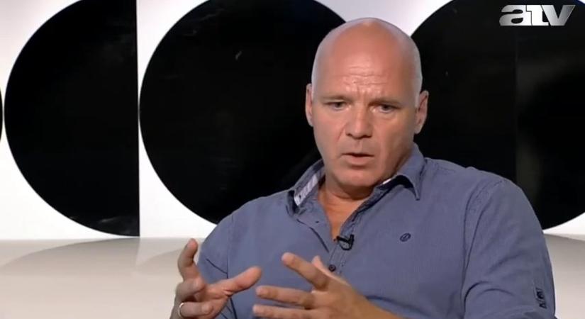 Művész Urat elkapta a múzsa, és megparancsolta neki, hogy teli rüszttel rúgjon bele a magyarokba – Művész Úr pedig, óh, engedelmeskedett