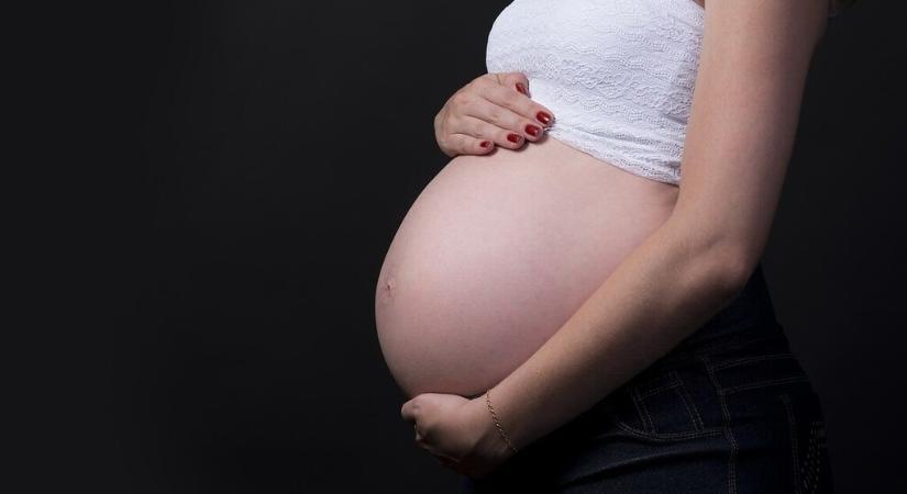 Kimutatták a vírus átterjedését egy terhes nő és magzata között