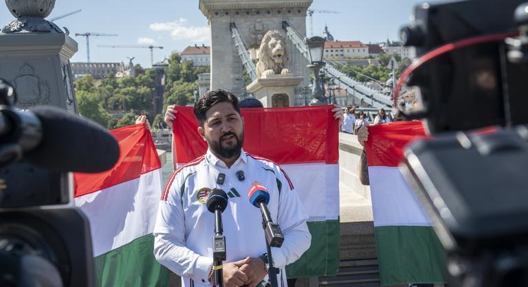 Magyar zászlókkal tiltakozott a Lánchíd ukrán színekkel történő kivilágítása ellen a fővárosi Fidesz