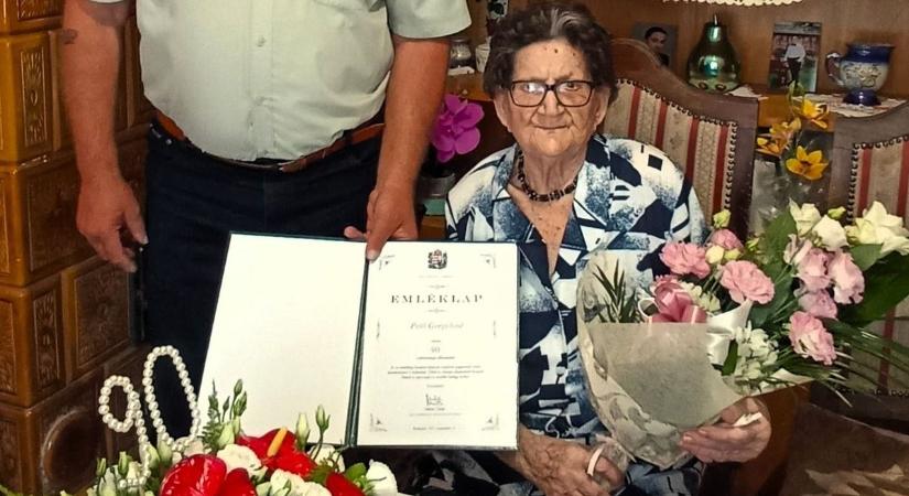 Több mint száz fős családjával együtt ünnepelt a 90 éves Juliska néni