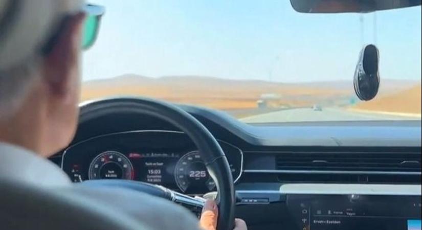 Videón, ahogy a török közlekedési miniszter 225km/órával megy – nem is úszta meg büntetés nélkül